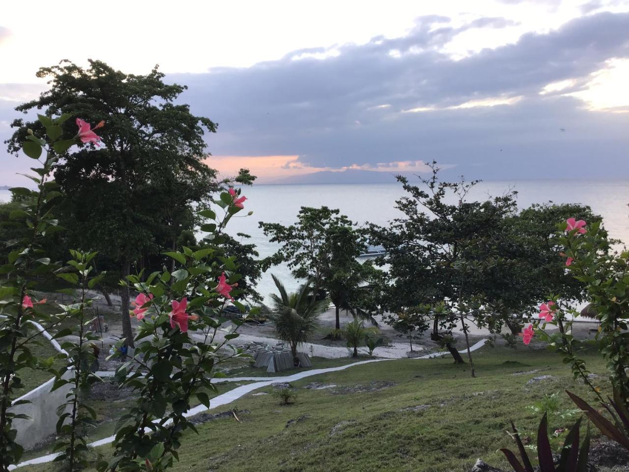 Cuestas Beach Resort And Restaurant 巴迪安 外观 照片